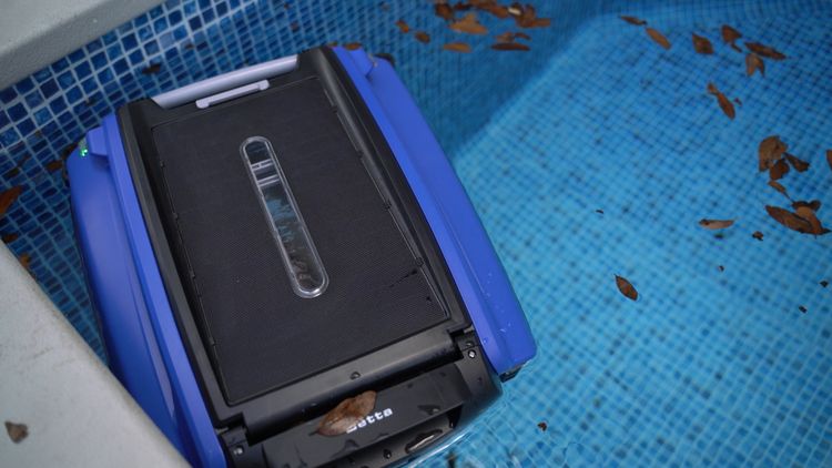 The Betta SE navigated the corners in my pool with ease, thanks to its sensors